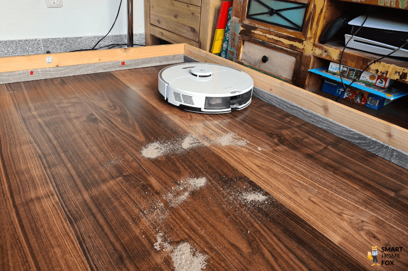 Робот-пылесос Roborock S7 Pro Ultra убирает песок на ламинированном полу